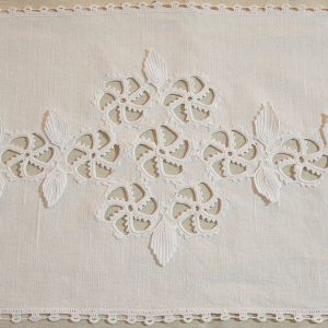 table-runner with hand-knitt lace