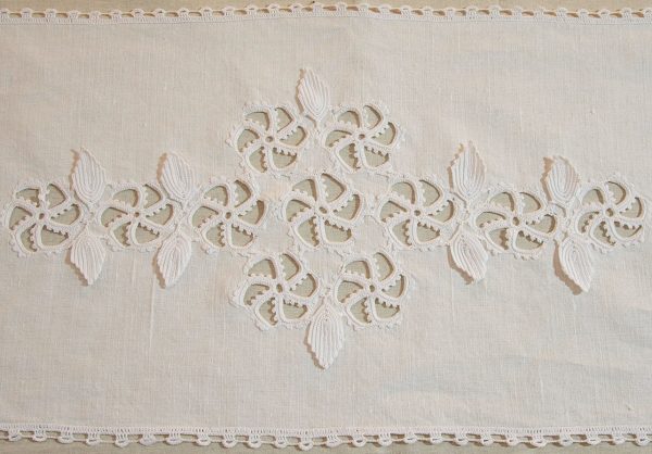 table-runner with hand-knitt lace