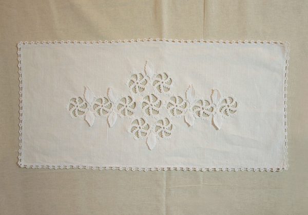 table-runner with hand-knitt lace