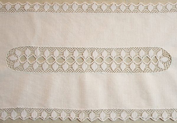 table-runner with hand-knitt lace